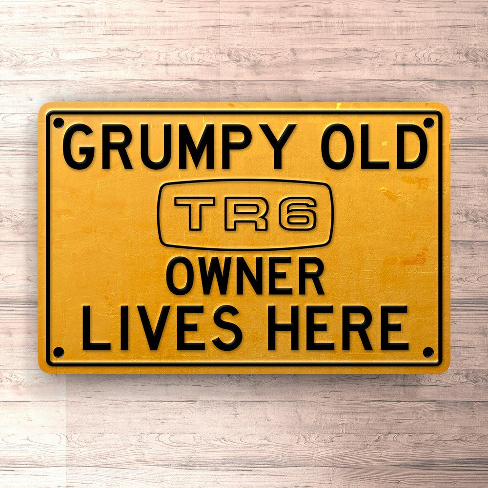 Triumph Tr6 Grumpy Old Triumph Tr6 Owner Lives Here Skilte, Musemåtte, Dørmåtte , Plakat-Skilte-Triumph-Garage Culture Shop- garage - man cave - merchandise