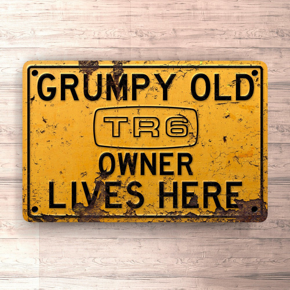 Triumph Tr6 Grumpy Old Triumph Tr6 Owner Lives Here Skilte, Musemåtte, Dørmåtte , Plakat-Skilte-Triumph-Garage Culture Shop- garage - man cave - merchandise