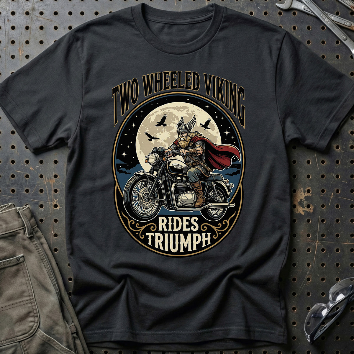 
Triumph Two Wheeled Viking Rides Triumph Unisex T-Shirt – Sort – print foran