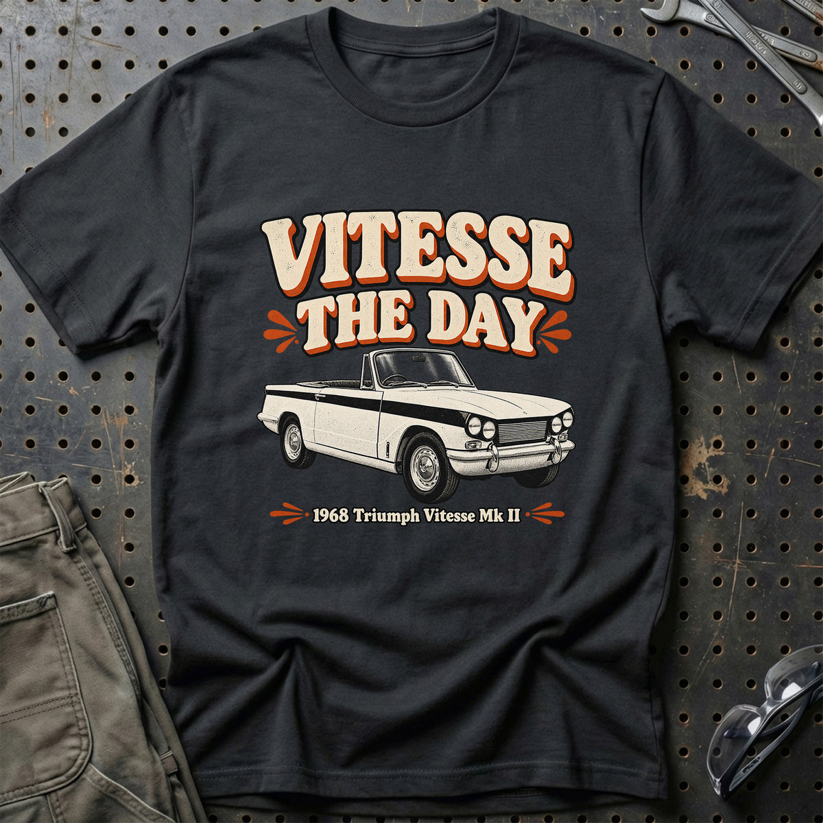 
Triumph Vitesse Mk II 1968 – Vitesse the Day T-Shirt – Sort