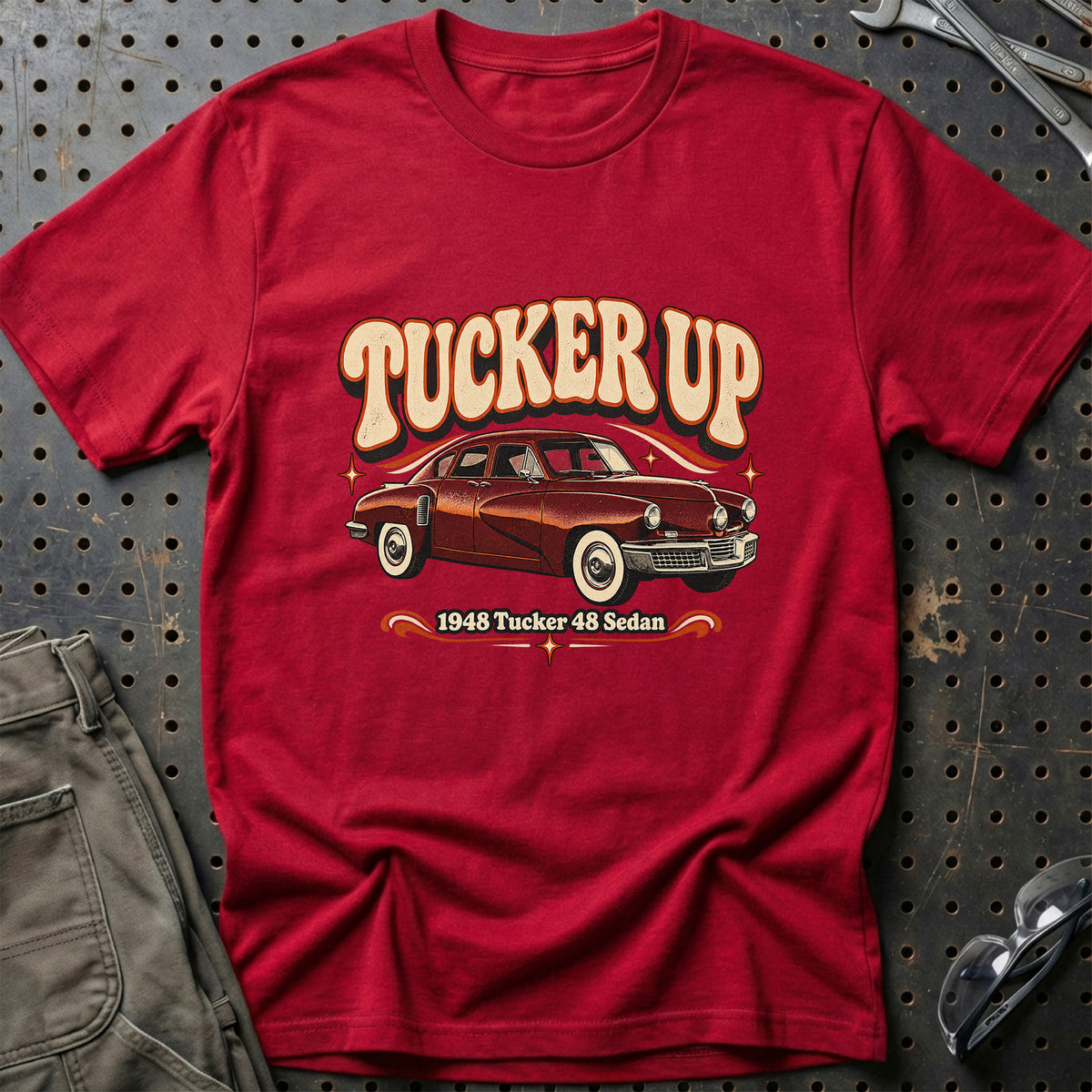 
Tucker 48 Sedan 1948 – Tucker Up T-Shirt – Rød