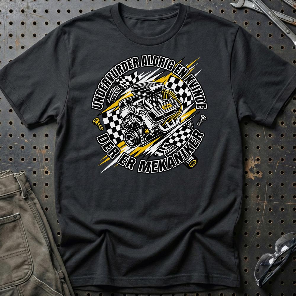 Undervurder Aldrig En Kvinde Der Er Mekaniker T-Shirt-Beklædning-Garage Culture-Sort-S-Garage Culture Shop- garage - man cave - merchandise
