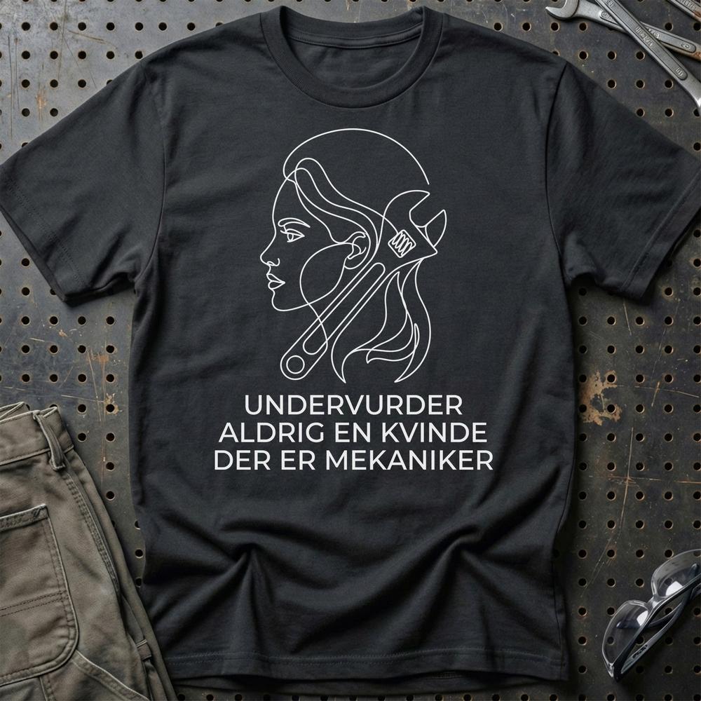 Undervurder Aldrig En Kvinde Der Er Mekaniker T-Shirt-Beklædning-Garage Culture-Sort-S-Garage Culture Shop- garage - man cave - merchandise