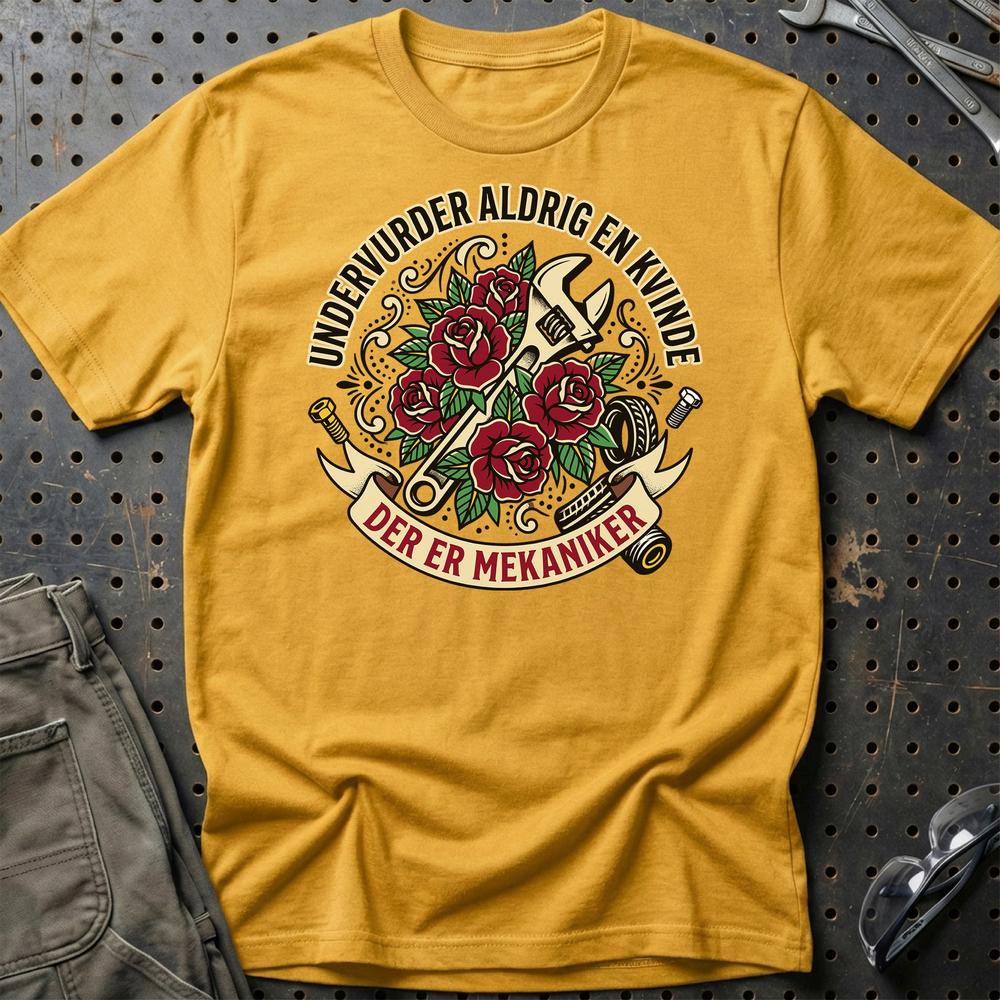 Undervurder Aldrig En Kvinde Der Er Mekaniker T-Shirt-Beklædning-Garage Culture-Guld-S-Garage Culture Shop- garage - man cave - merchandise