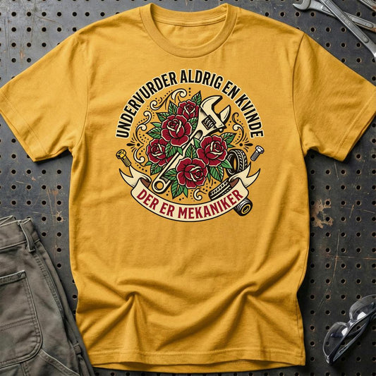 Undervurder Aldrig En Kvinde Der Er Mekaniker Unisex T-Shirt , Bomuld-Beklædning-Garage Culture-Guld-S-Garage Culture Shop- garage - man cave - merchandise
