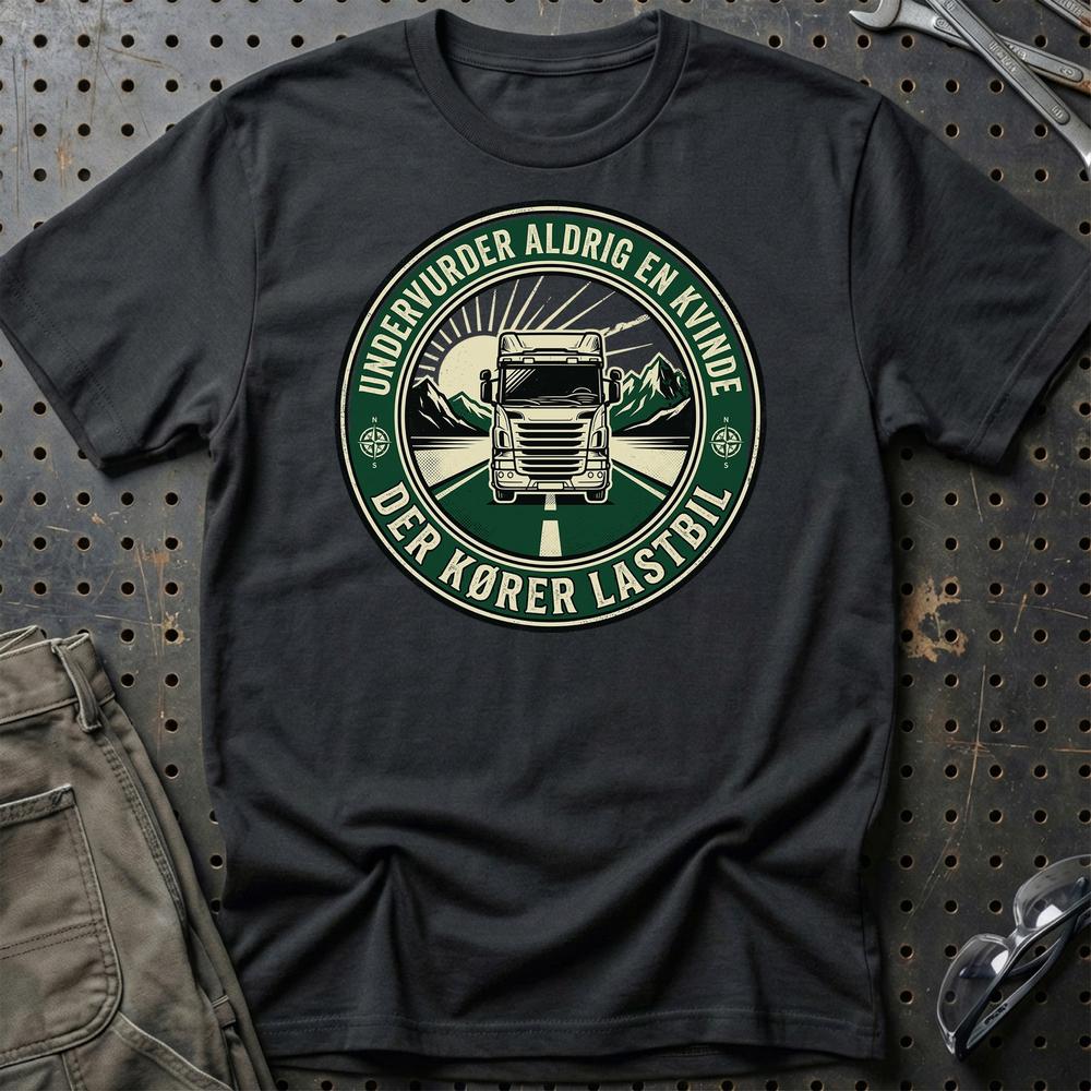 Undervurder Aldrig En Kvinde Der Kører Lastbil T-Shirt-Beklædning-Garage Culture-Sort-S-Garage Culture Shop- garage - man cave - merchandise