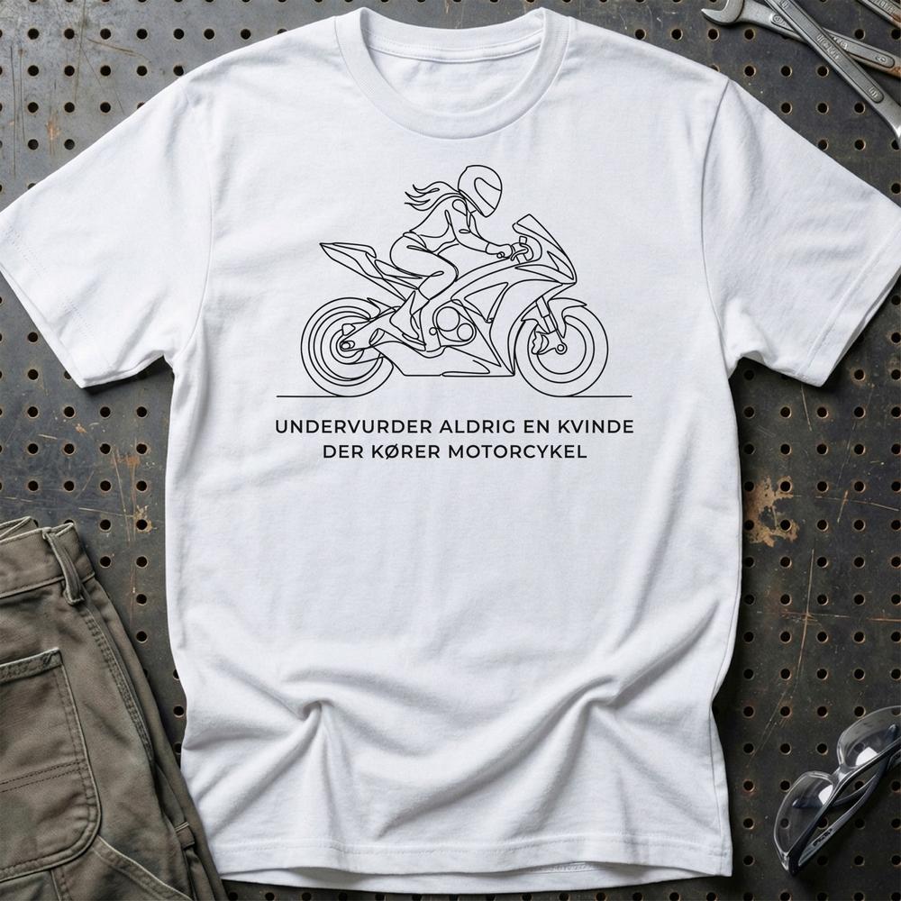 Undervurder Aldrig En Kvinde Der Kører Motorcykel T-Shirt-Beklædning-Garage Culture-Garage Culture Shop- garage - man cave - merchandise