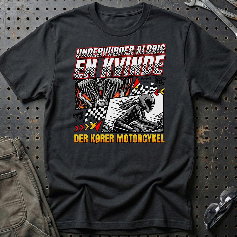 Undervurder Aldrig En Kvinde Der Kører Motorcykel T-Shirt-Beklædning-Garage Culture-Sort-S-Garage Culture Shop- garage - man cave - merchandise