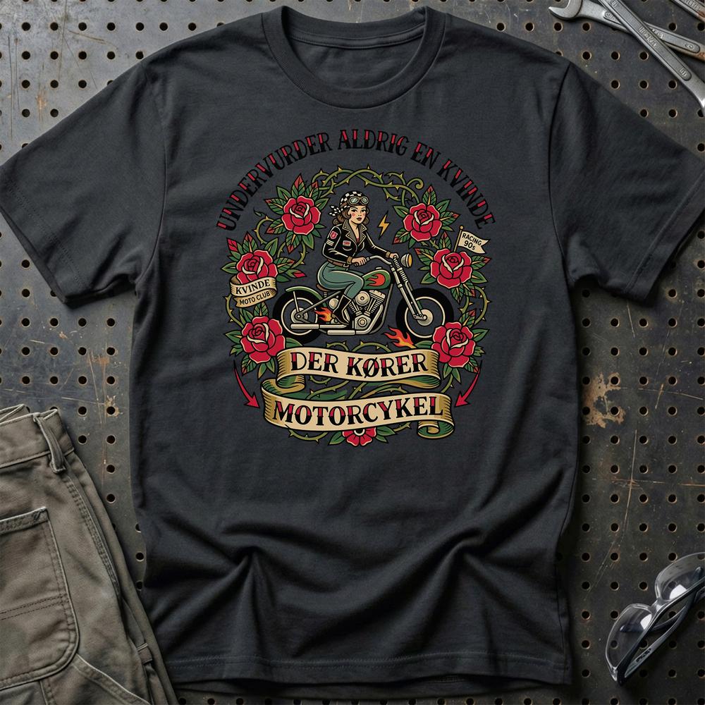 Undervurder Aldrig En Kvinde Der Kører Motorcykel T-Shirt-Beklædning-Garage Culture-Sort-S-Garage Culture Shop- garage - man cave - merchandise