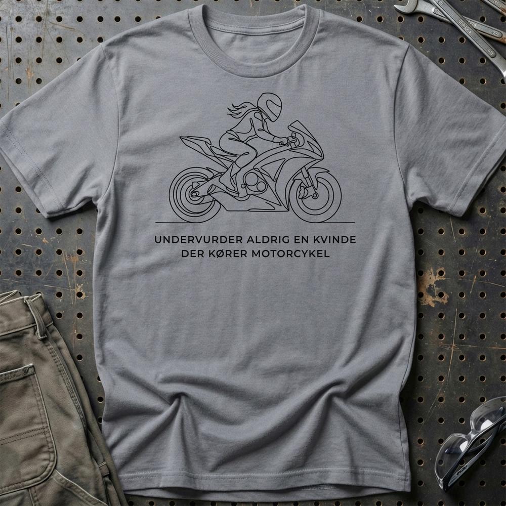Undervurder Aldrig En Kvinde Der Kører Motorcykel T-Shirt-Beklædning-Garage Culture-Garage Culture Shop- garage - man cave - merchandise