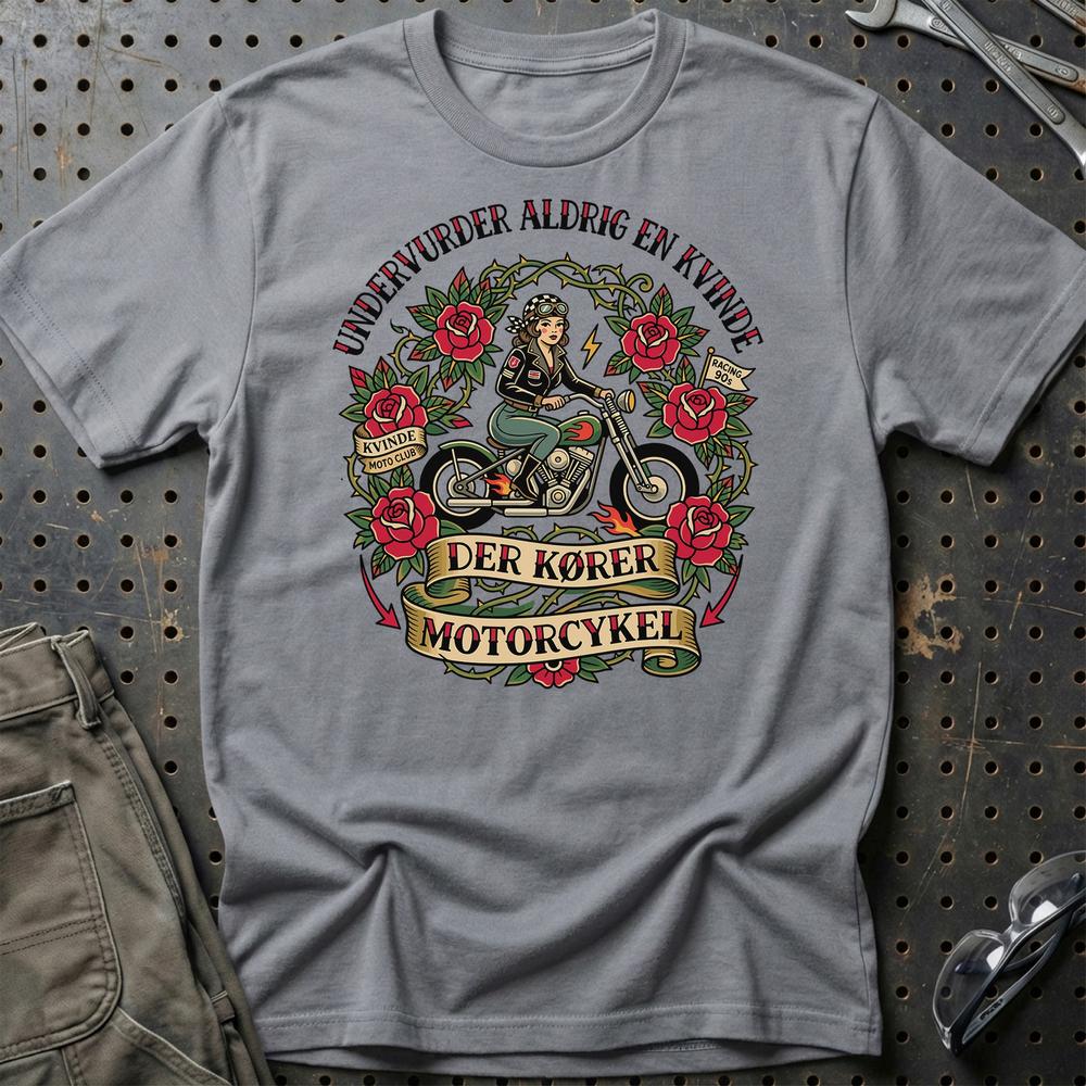 Undervurder Aldrig En Kvinde Der Kører Motorcykel T-Shirt-Beklædning-Garage Culture-Grå Sport-S-Garage Culture Shop- garage - man cave - merchandise