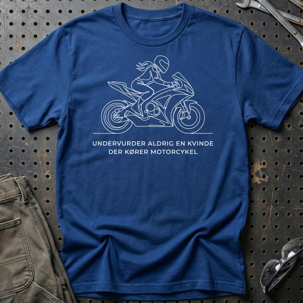 Undervurder Aldrig En Kvinde Der Kører Motorcykel T-Shirt-Beklædning-Garage Culture-Garage Culture Shop- garage - man cave - merchandise