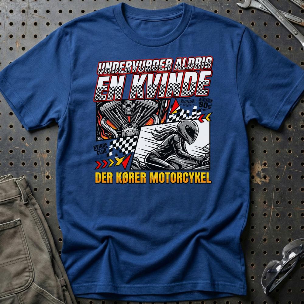 Undervurder Aldrig En Kvinde Der Kører Motorcykel T-Shirt-Beklædning-Garage Culture-Blå Royal-S-Garage Culture Shop- garage - man cave - merchandise