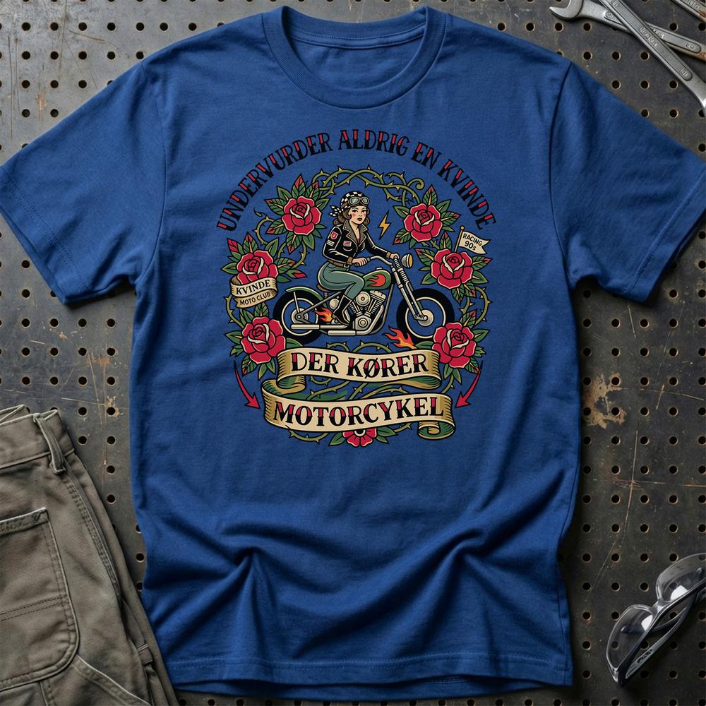 Undervurder Aldrig En Kvinde Der Kører Motorcykel T-Shirt-Beklædning-Garage Culture-Blå Royal-S-Garage Culture Shop- garage - man cave - merchandise