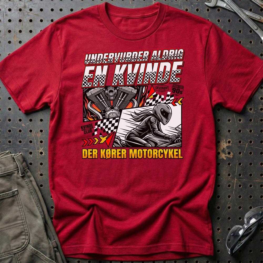 Undervurder Aldrig En Kvinde Der Kører Motorcykel T-Shirt-Beklædning-Garage Culture-Rød-S-Garage Culture Shop- garage - man cave - merchandise