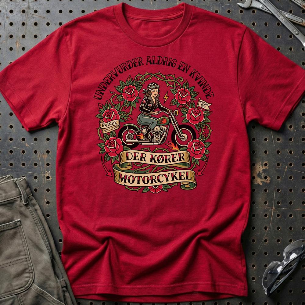 Undervurder Aldrig En Kvinde Der Kører Motorcykel T-Shirt-Beklædning-Garage Culture-Rød-S-Garage Culture Shop- garage - man cave - merchandise