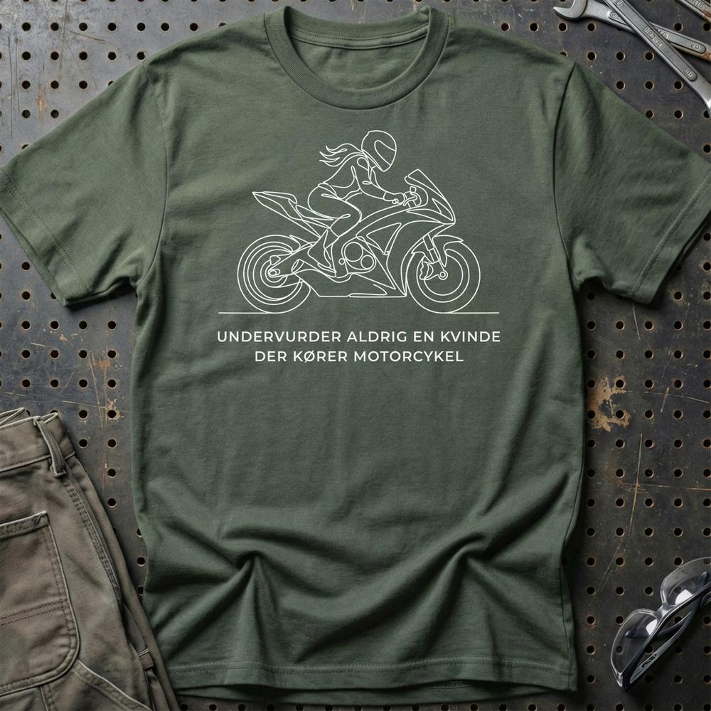 Undervurder Aldrig En Kvinde Der Kører Motorcykel T-Shirt-Beklædning-Garage Culture-Garage Culture Shop- garage - man cave - merchandise