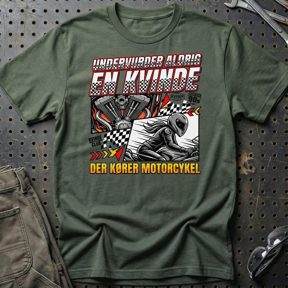 Undervurder Aldrig En Kvinde Der Kører Motorcykel T-Shirt-Beklædning-Garage Culture-Grøn Militær-S-Garage Culture Shop- garage - man cave - merchandise