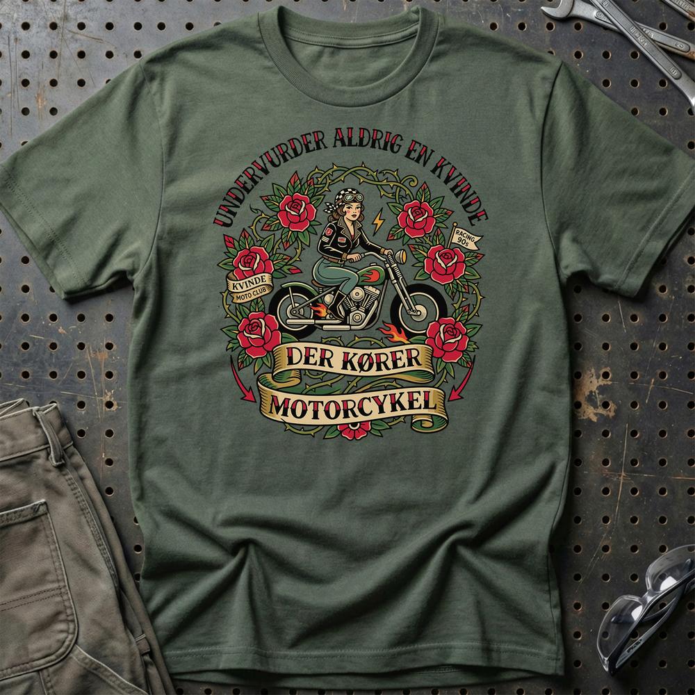 Undervurder Aldrig En Kvinde Der Kører Motorcykel T-Shirt-Beklædning-Garage Culture-Grøn Militær-S-Garage Culture Shop- garage - man cave - merchandise