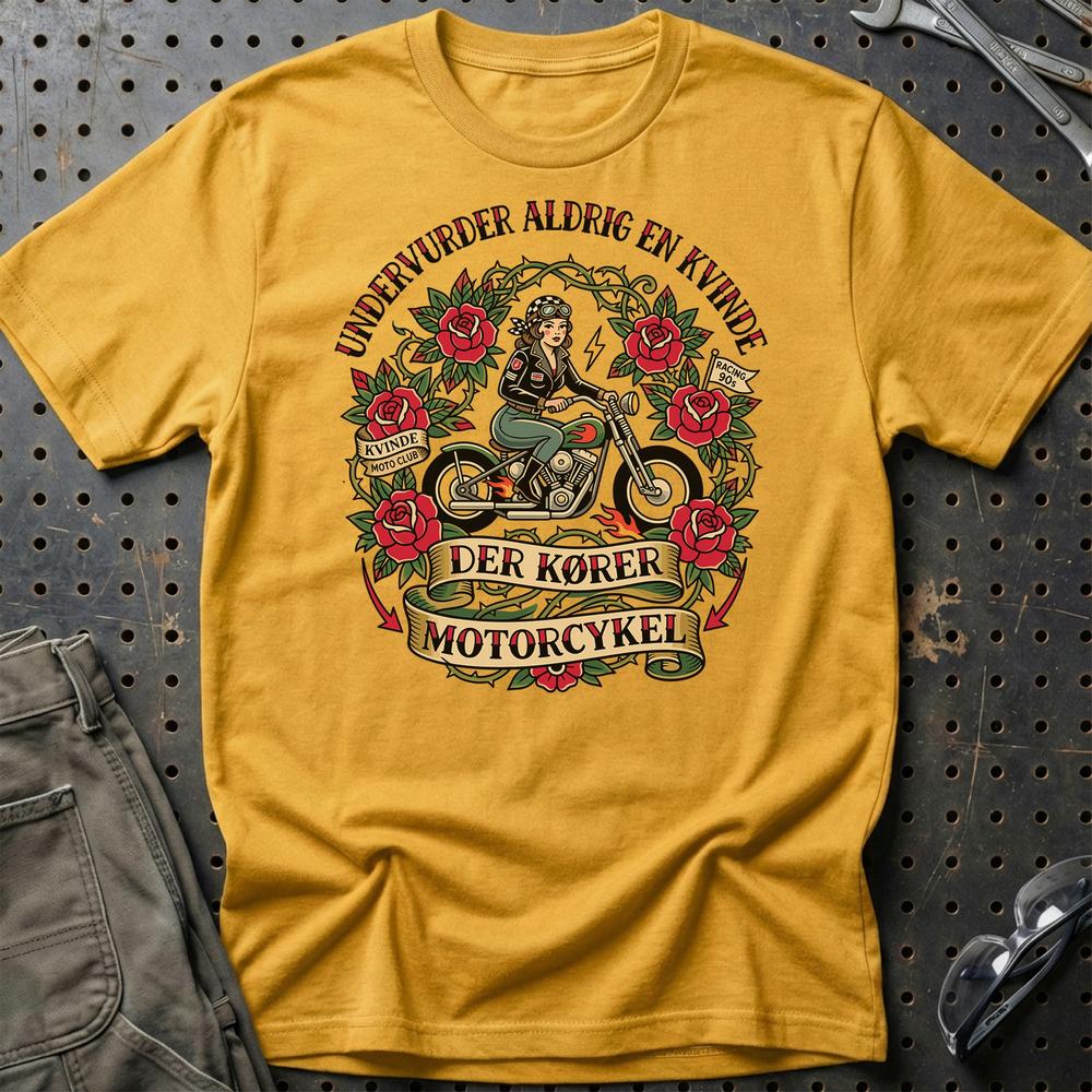 Undervurder Aldrig En Kvinde Der Kører Motorcykel T-Shirt-Beklædning-Garage Culture-Guld-S-Garage Culture Shop- garage - man cave - merchandise