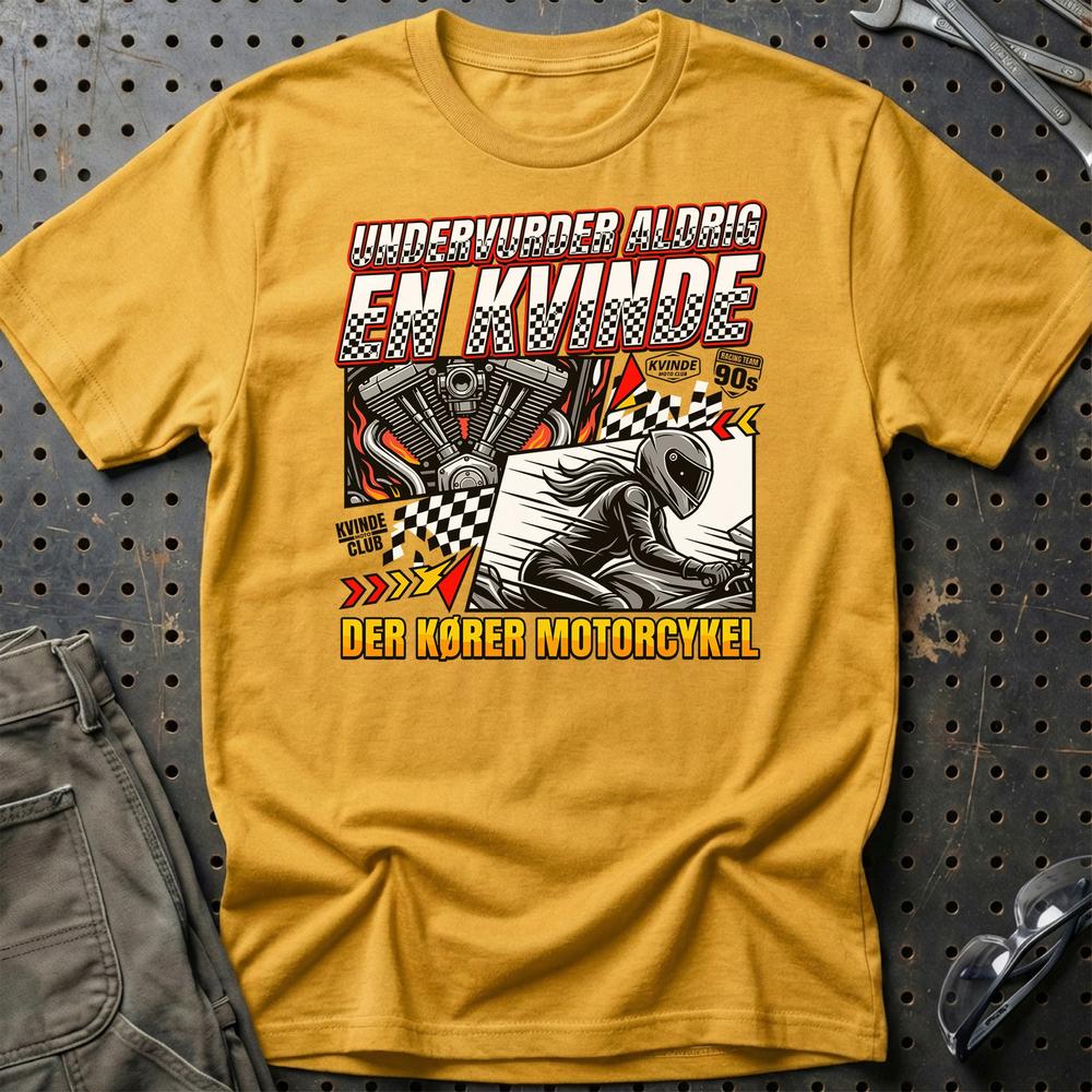 Undervurder Aldrig En Kvinde Der Kører Motorcykel T-Shirt-Beklædning-Garage Culture-Guld-S-Garage Culture Shop- garage - man cave - merchandise