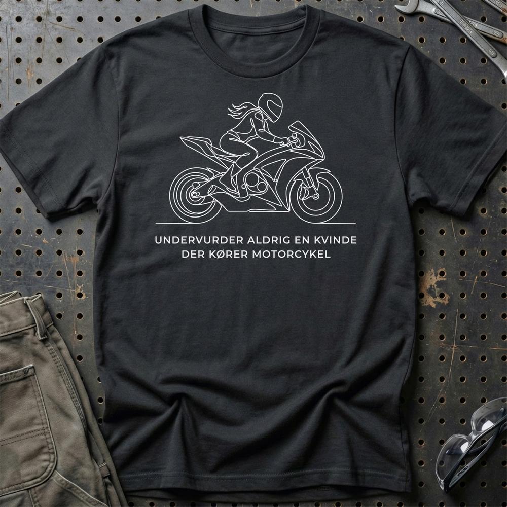 Undervurder Aldrig En Kvinde Der Kører Motorcykel T-Shirt-Beklædning-Garage Culture-Garage Culture Shop- garage - man cave - merchandise