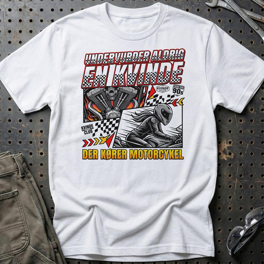 Undervurder Aldrig En Kvinde Der Kører Motorcykel T-Shirt-Beklædning-Garage Culture-Hvid-S-Garage Culture Shop- garage - man cave - merchandise