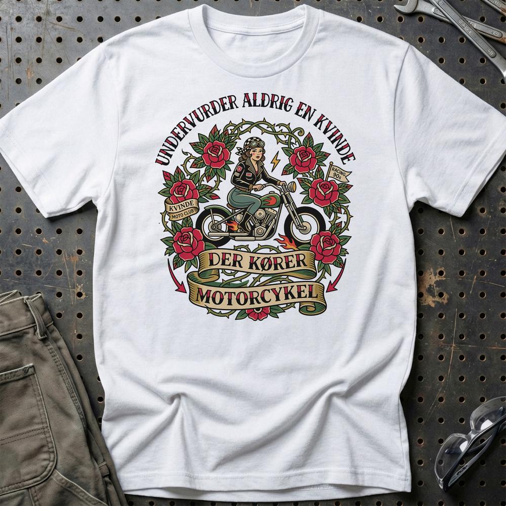 Undervurder Aldrig En Kvinde Der Kører Motorcykel T-Shirt-Beklædning-Garage Culture-Hvid-S-Garage Culture Shop- garage - man cave - merchandise
