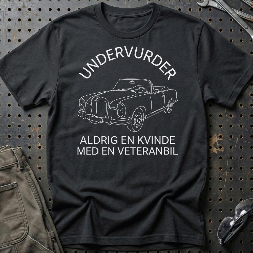 Undervurder Aldrig En Kvinde Med En Veteranbil T-Shirt-Beklædning-Garage Culture-Sort-S-Garage Culture Shop- garage - man cave - merchandise