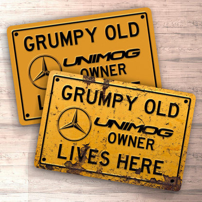 Unimog Grumpy Old Unimog Nr 2 Owner Lives Here Skilte, Musemåtte, Dørmåtte , Plakat-Skilte-Unimog-Garage Culture Shop- garage - man cave - merchandise