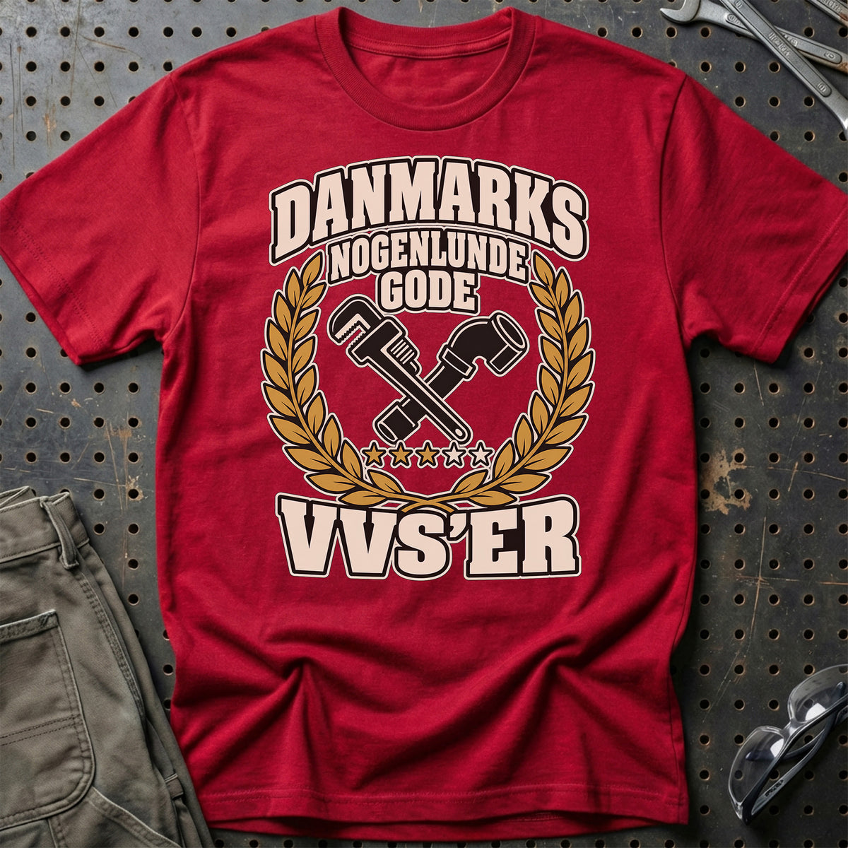 VVS’er – Danmarks Nogenlunde Gode T-Shirt-Beklædning-Garage Culture-Rød-S-Garage Culture Shop- garage - man cave - merchandise