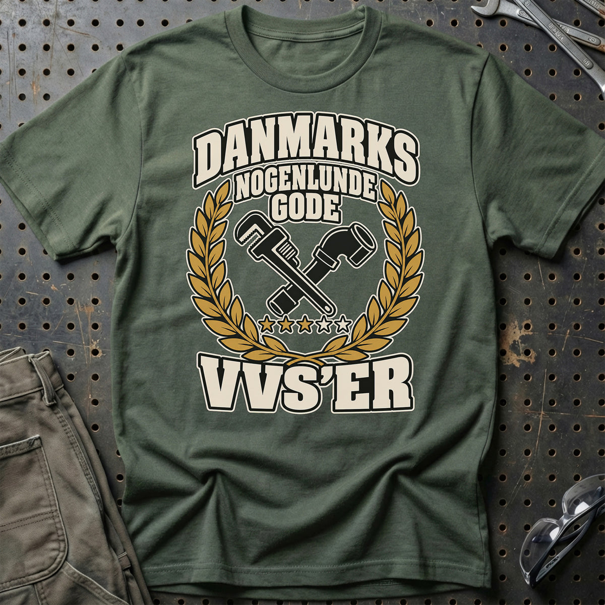 VVS’er – Danmarks Nogenlunde Gode T-Shirt-Beklædning-Garage Culture-Grøn Militær-S-Garage Culture Shop- garage - man cave - merchandise