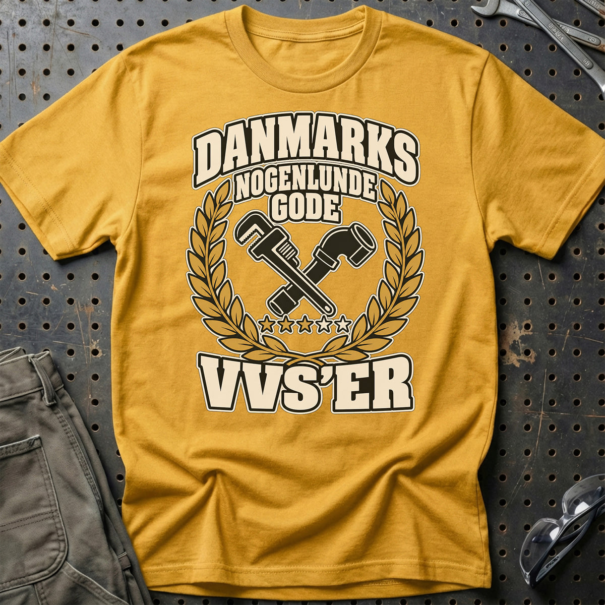 VVS’er – Danmarks Nogenlunde Gode T-Shirt-Beklædning-Garage Culture-Guld-S-Garage Culture Shop- garage - man cave - merchandise