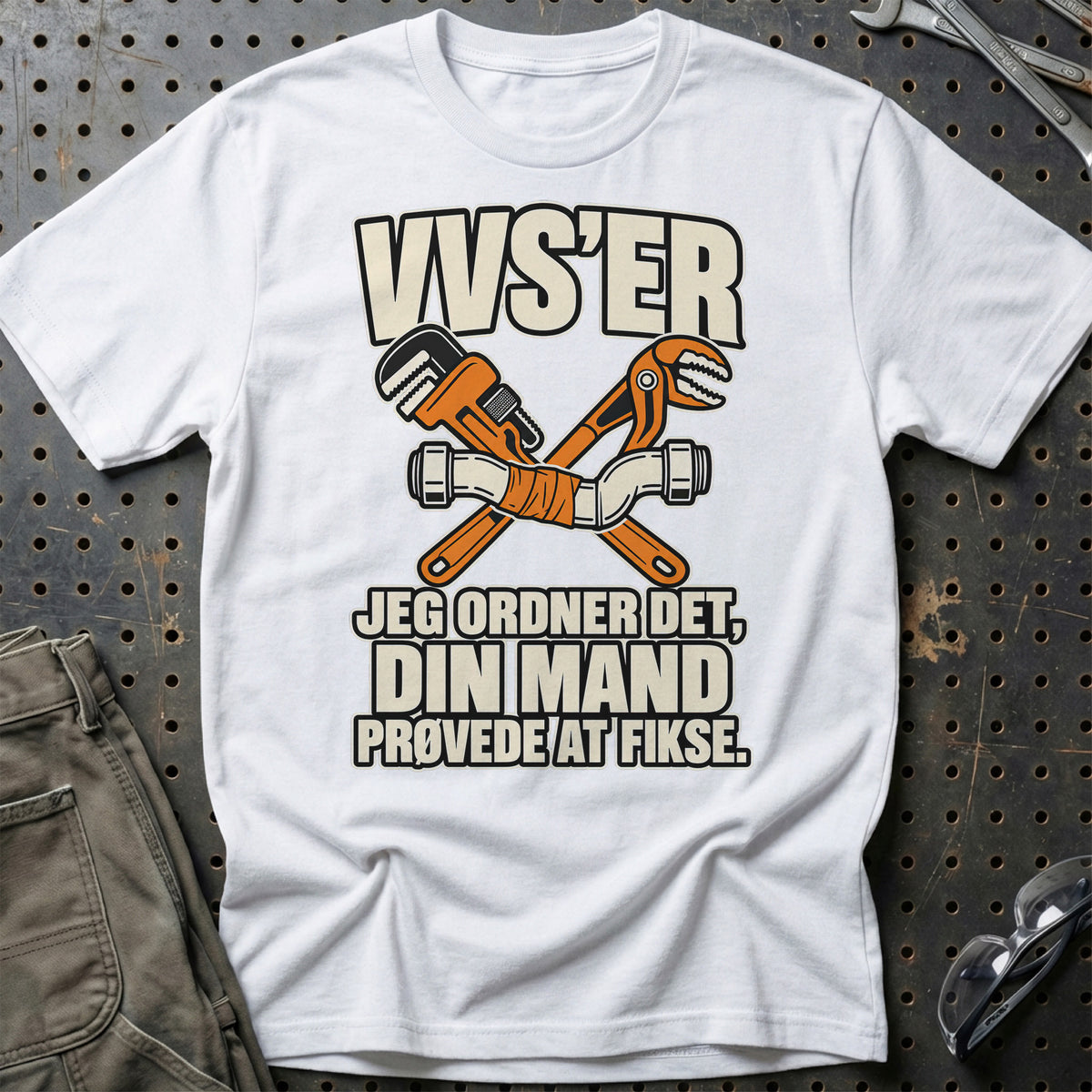 VVS’er – Jeg Ordner Det, Din Mand Prøvede At Fikse T-Shirt-Beklædning-Garage Culture-Hvid-S-Garage Culture Shop- garage - man cave - merchandise