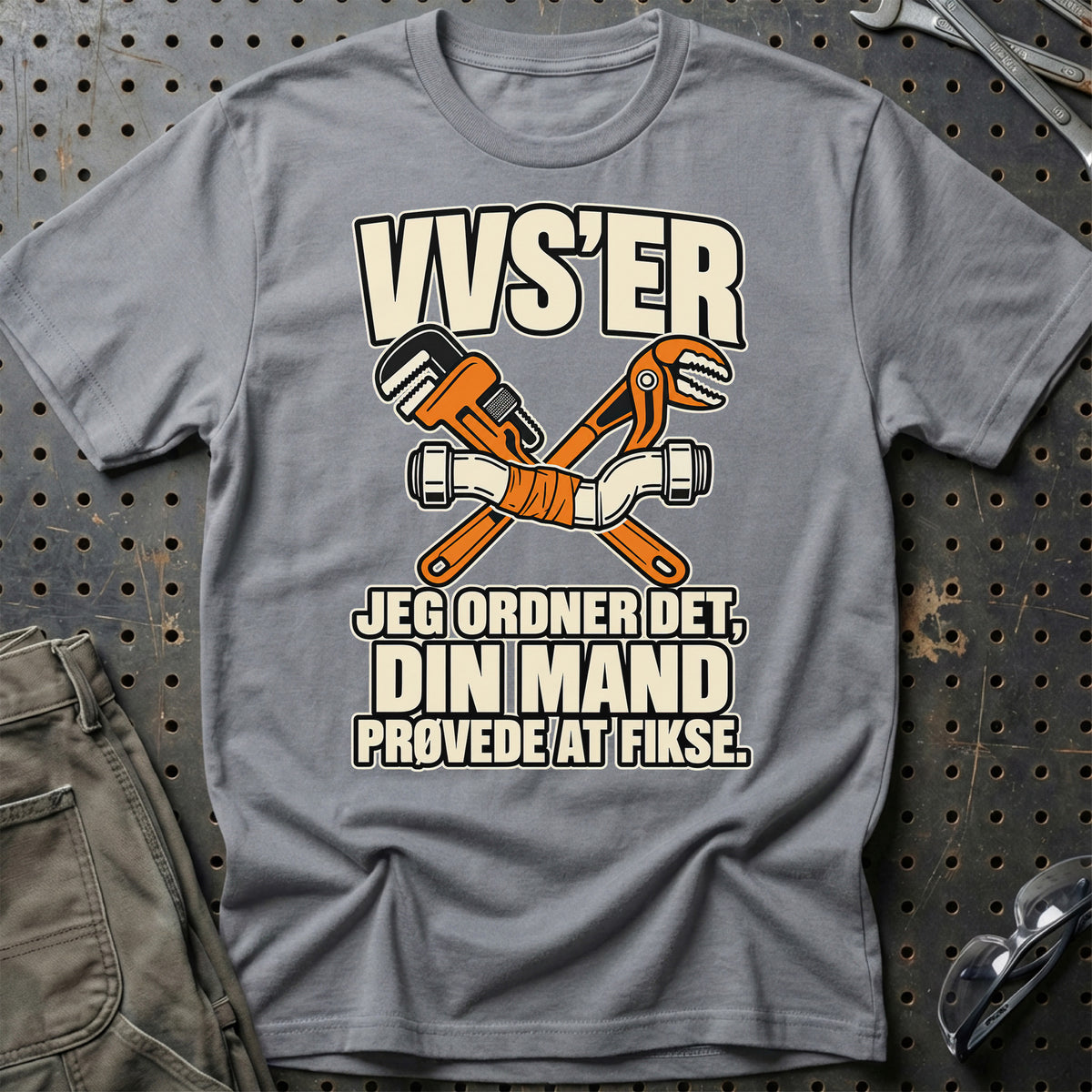 VVS’er – Jeg Ordner Det, Din Mand Prøvede At Fikse T-Shirt-Beklædning-Garage Culture-Grå Sport-S-Garage Culture Shop- garage - man cave - merchandise