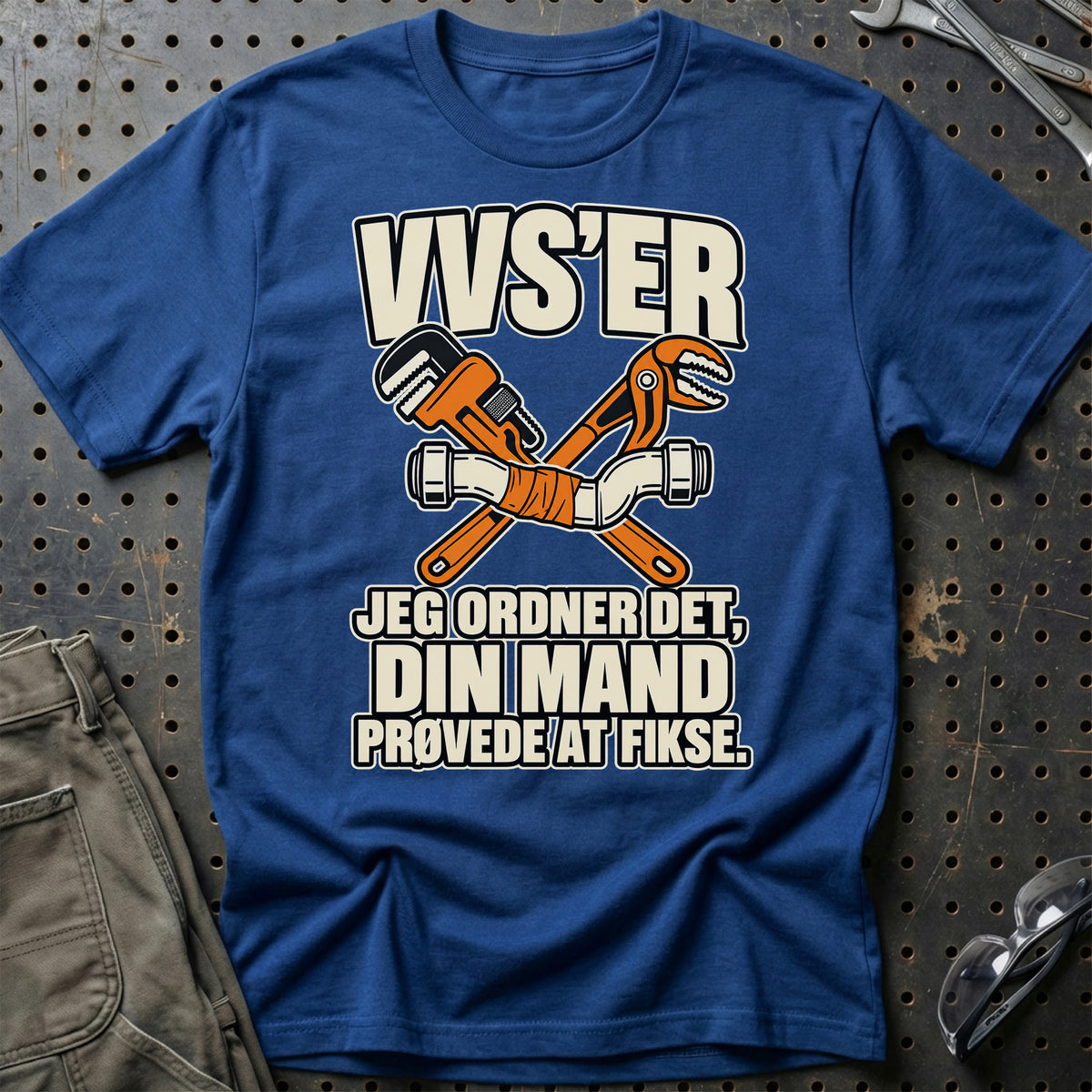 VVS’er – Jeg Ordner Det, Din Mand Prøvede At Fikse T-Shirt-Beklædning-Garage Culture-Blå Royal-S-Garage Culture Shop- garage - man cave - merchandise