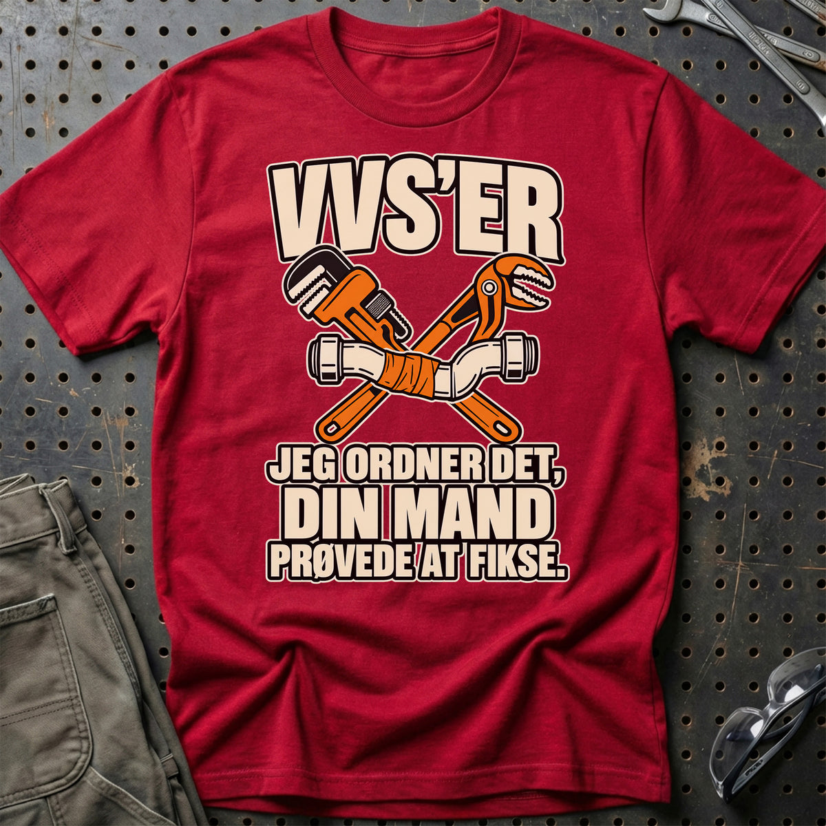 VVS’er – Jeg Ordner Det, Din Mand Prøvede At Fikse T-Shirt-Beklædning-Garage Culture-Rød-S-Garage Culture Shop- garage - man cave - merchandise