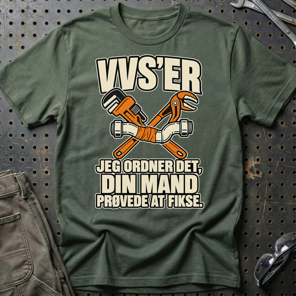 VVS’er – Jeg Ordner Det, Din Mand Prøvede At Fikse T-Shirt-Beklædning-Garage Culture-Grøn Militær-S-Garage Culture Shop- garage - man cave - merchandise