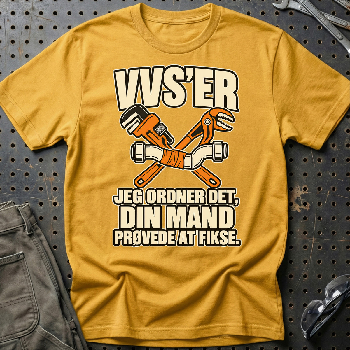 VVS’er – Jeg Ordner Det, Din Mand Prøvede At Fikse T-Shirt-Beklædning-Garage Culture-Guld-S-Garage Culture Shop- garage - man cave - merchandise