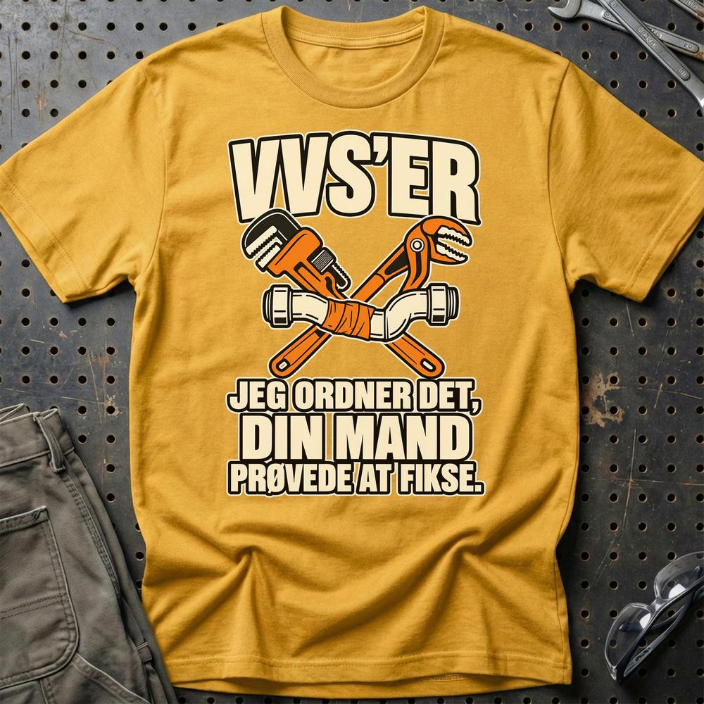 
Produktbillede af VVS’er – Jeg Ordner Det, Din Mand Prøvede At Fikse T-Shirt