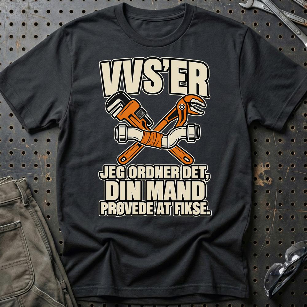 
Produktbillede af VVS’er – Jeg Ordner Det, Din Mand Prøvede At Fikse T-Shirt