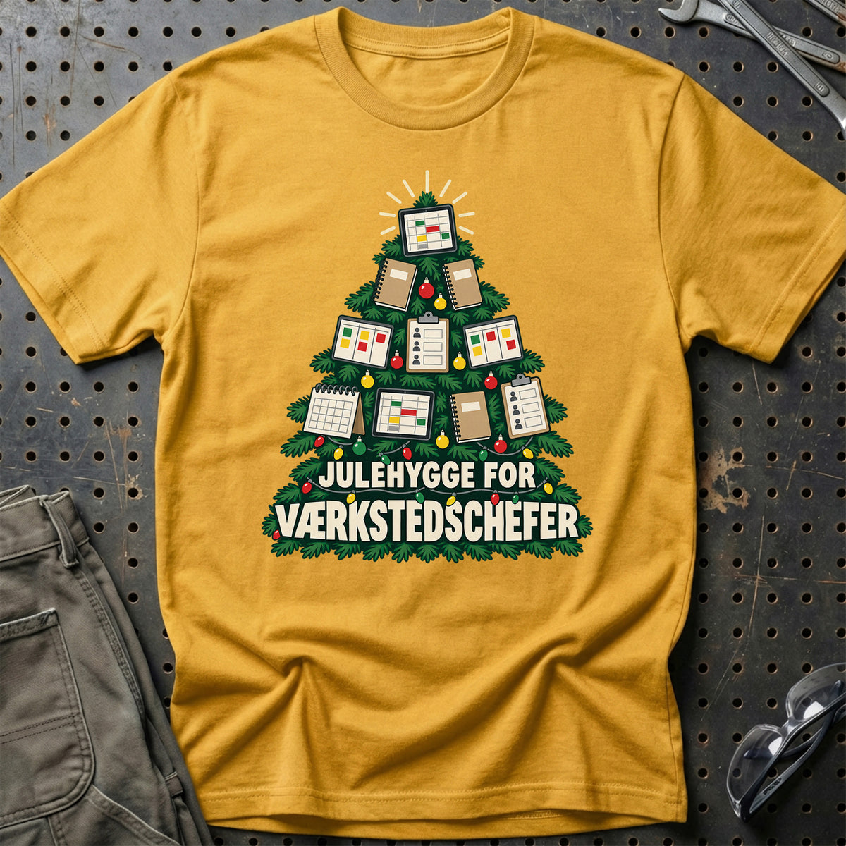
Værkstedschef – Julehygge – Unisex T-Shirt – Guld