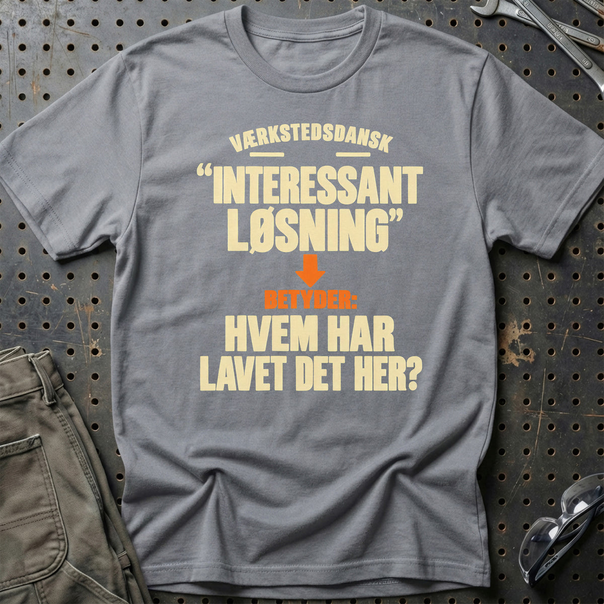 
Produktbillede af Værkstedsdansk – Interessant Løsning Betyder Hvem Har Lavet Det Her? T-Shirt
