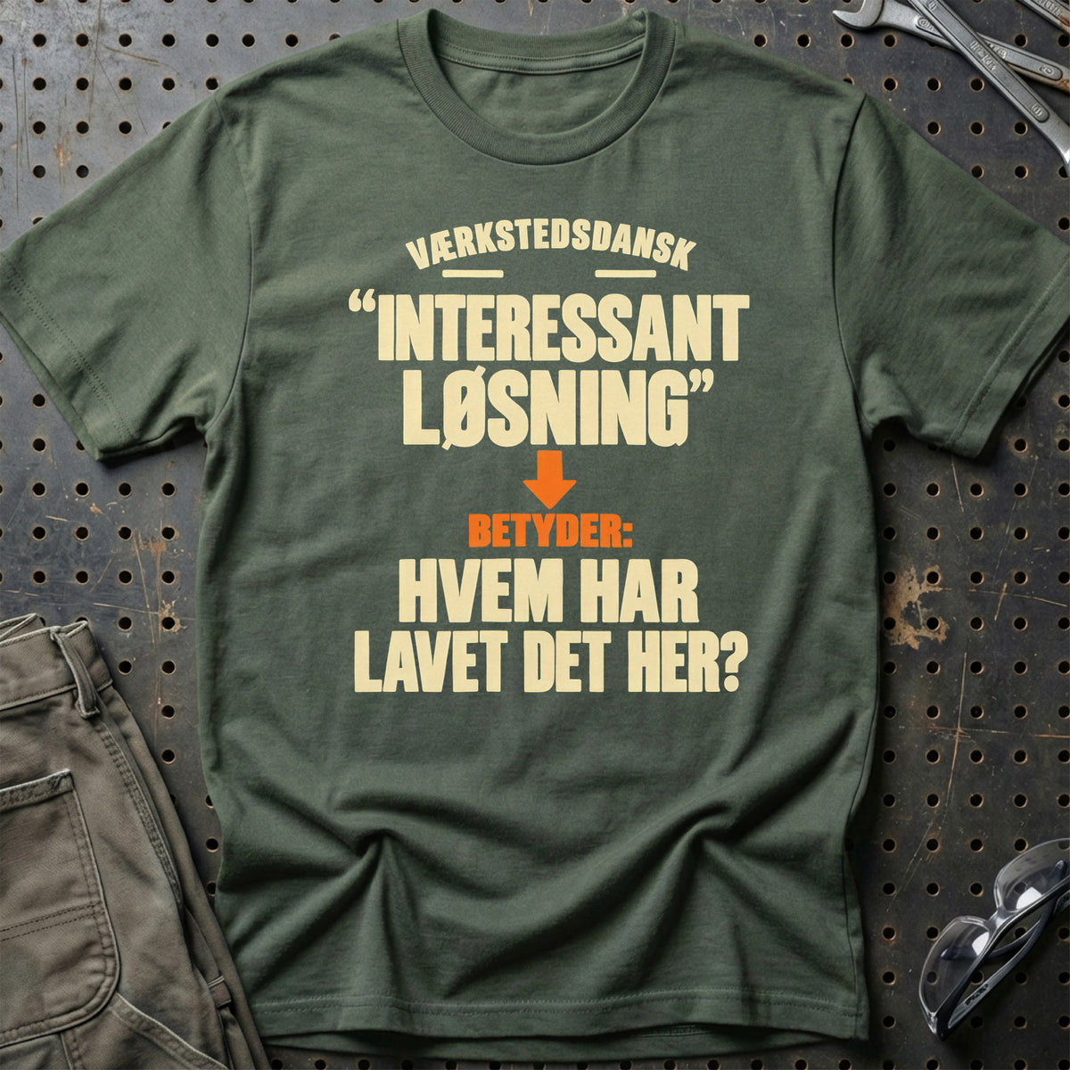 
Produktbillede af Værkstedsdansk – Interessant Løsning Betyder Hvem Har Lavet Det Her? T-Shirt