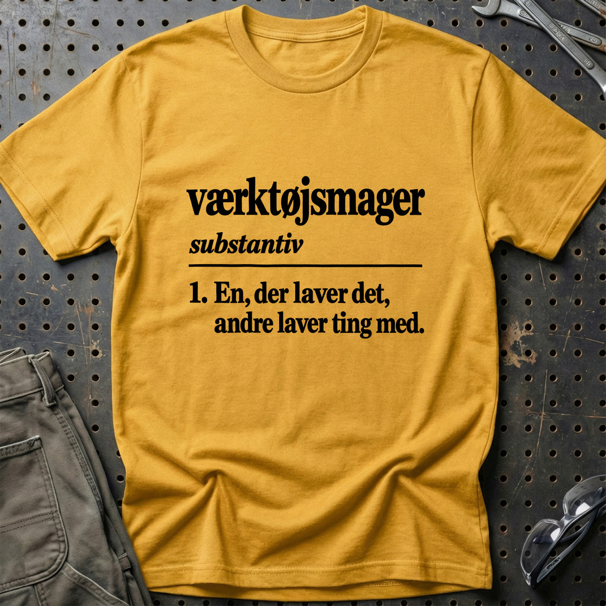
Værktøjsmager – Definition T-Shirt – Guld