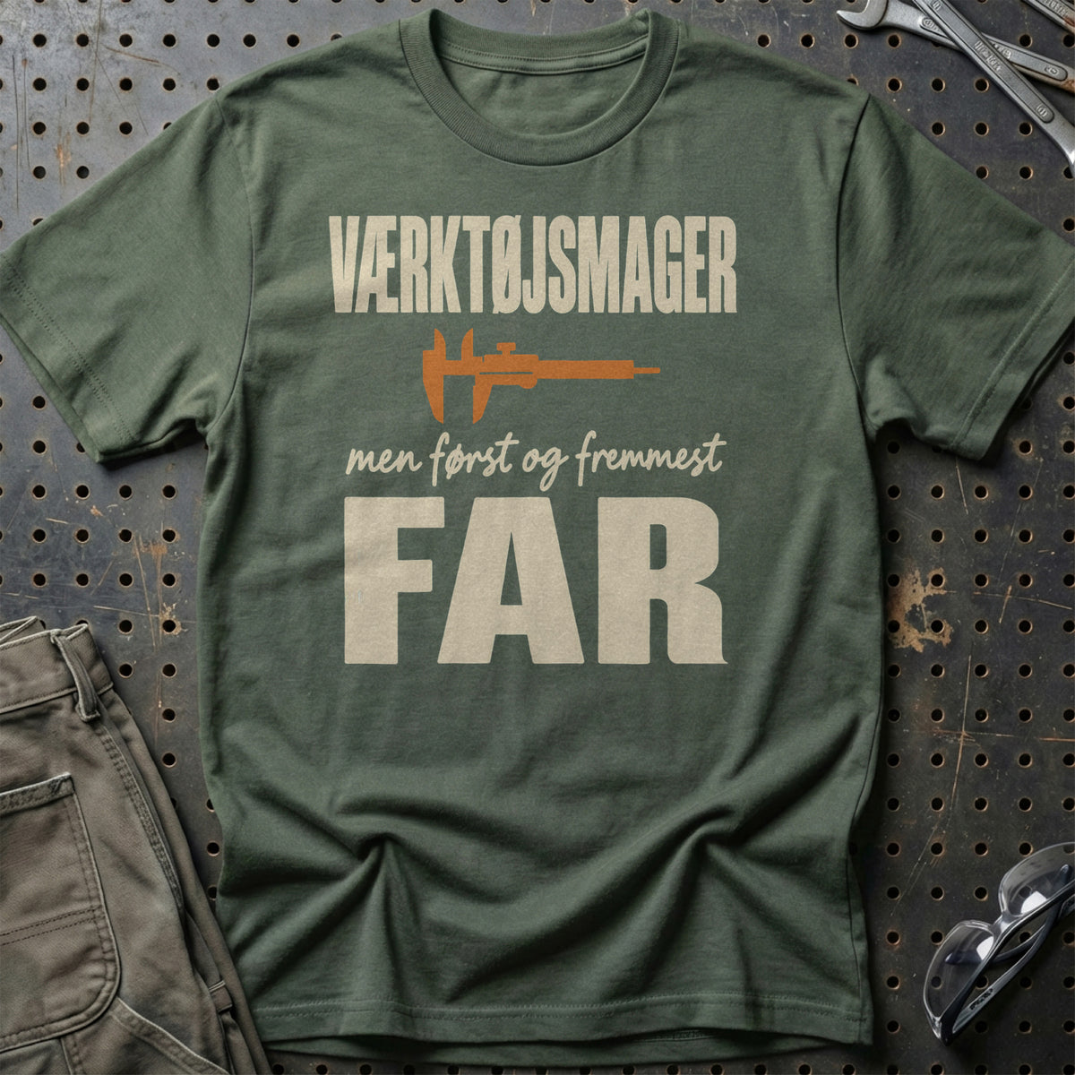 
Produktbillede af Værktøjsmager – Men Først Og Fremmest Far T-Shirt
