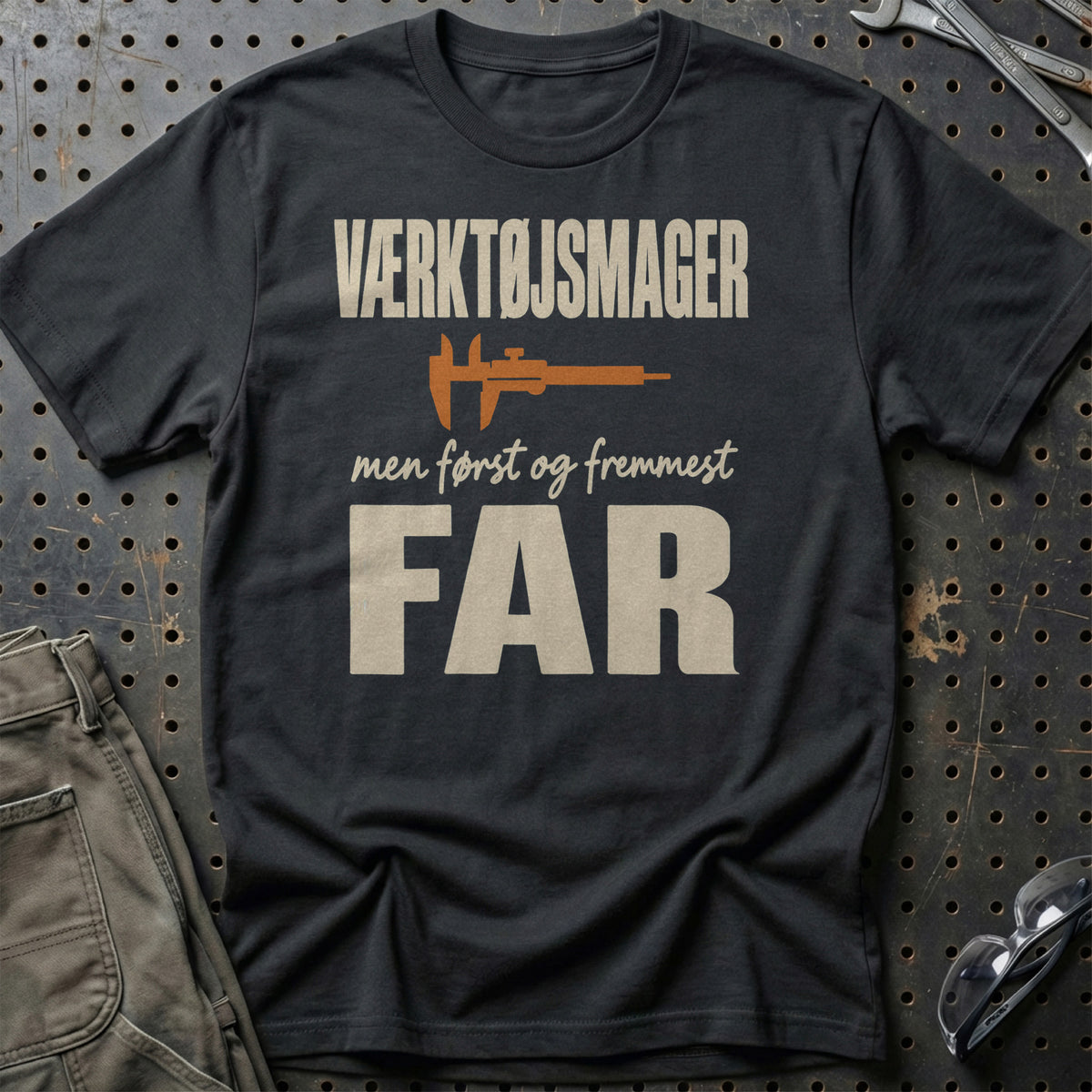 
Produktbillede af Værktøjsmager – Men Først Og Fremmest Far T-Shirt
