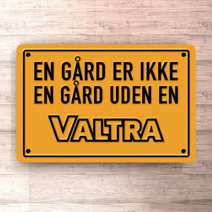 Valtra En Gård Er Ikke En Gård Uden En Valtra Skilte, Musemåtte, Dørmåtte , Plakat-Skilte-Valtra-Garage Culture Shop- garage - man cave - merchandise
