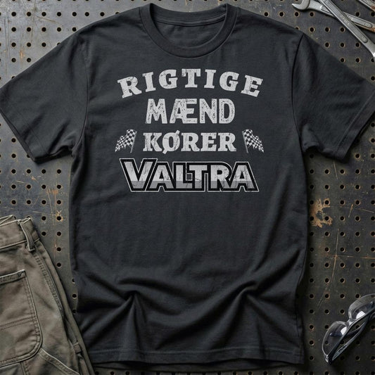 Valtra Rigtige Mænd Kører - Unisex T-Shirt , Bomuld-Beklædning-Valtra-Sort-S-Garage Culture Shop- garage - man cave - merchandise
