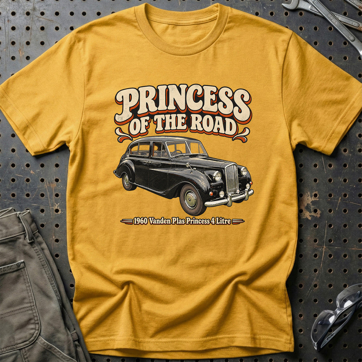 
Vanden Plas Princess 4 Litre 1960 – Princess of the Road T-Shirt – Guld